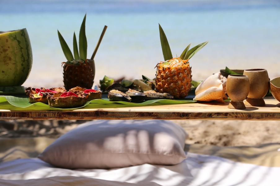 Brunch sur une plage de sable fin